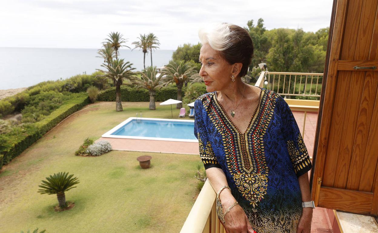 Marisa Marín, en el mirador que corona su casa en Alcossebre, en el parque natural de la Sierra de Irta.