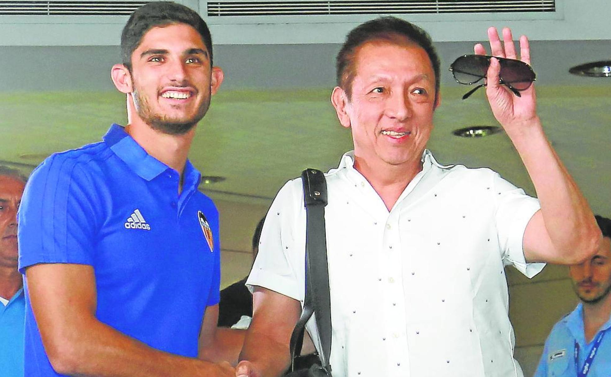 Gonçalo Guedes, siendo recibido como una estrella por Peter Lim.