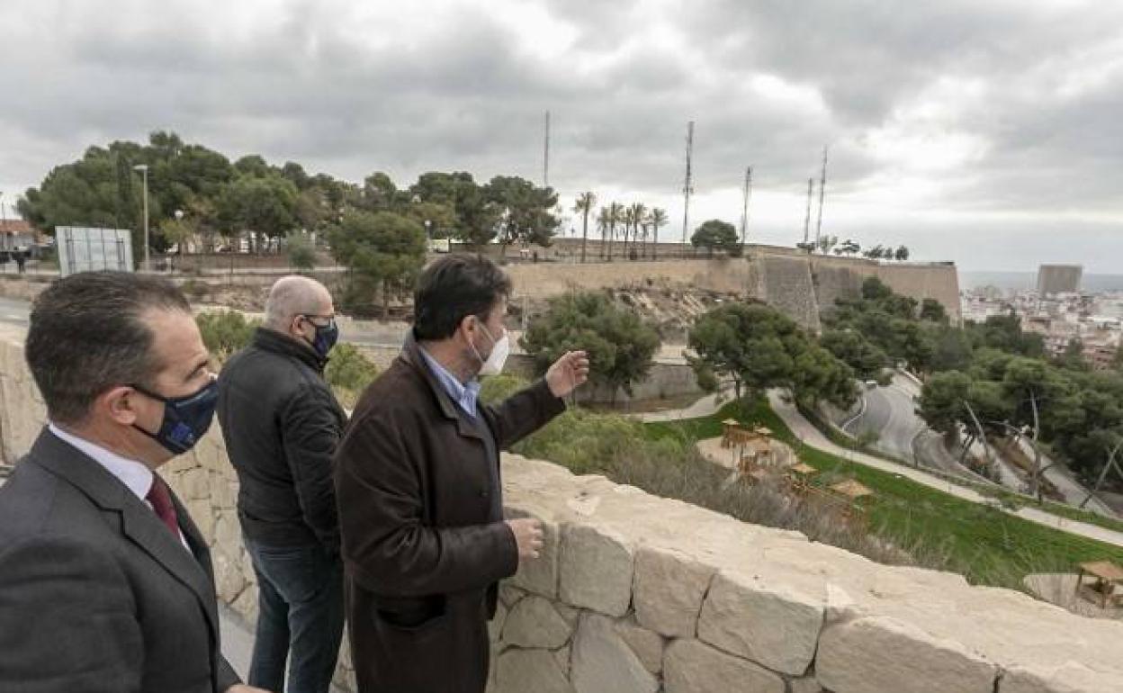 El alcalde Barcala y los concejales González y Peral, en el Monte Tossal. 