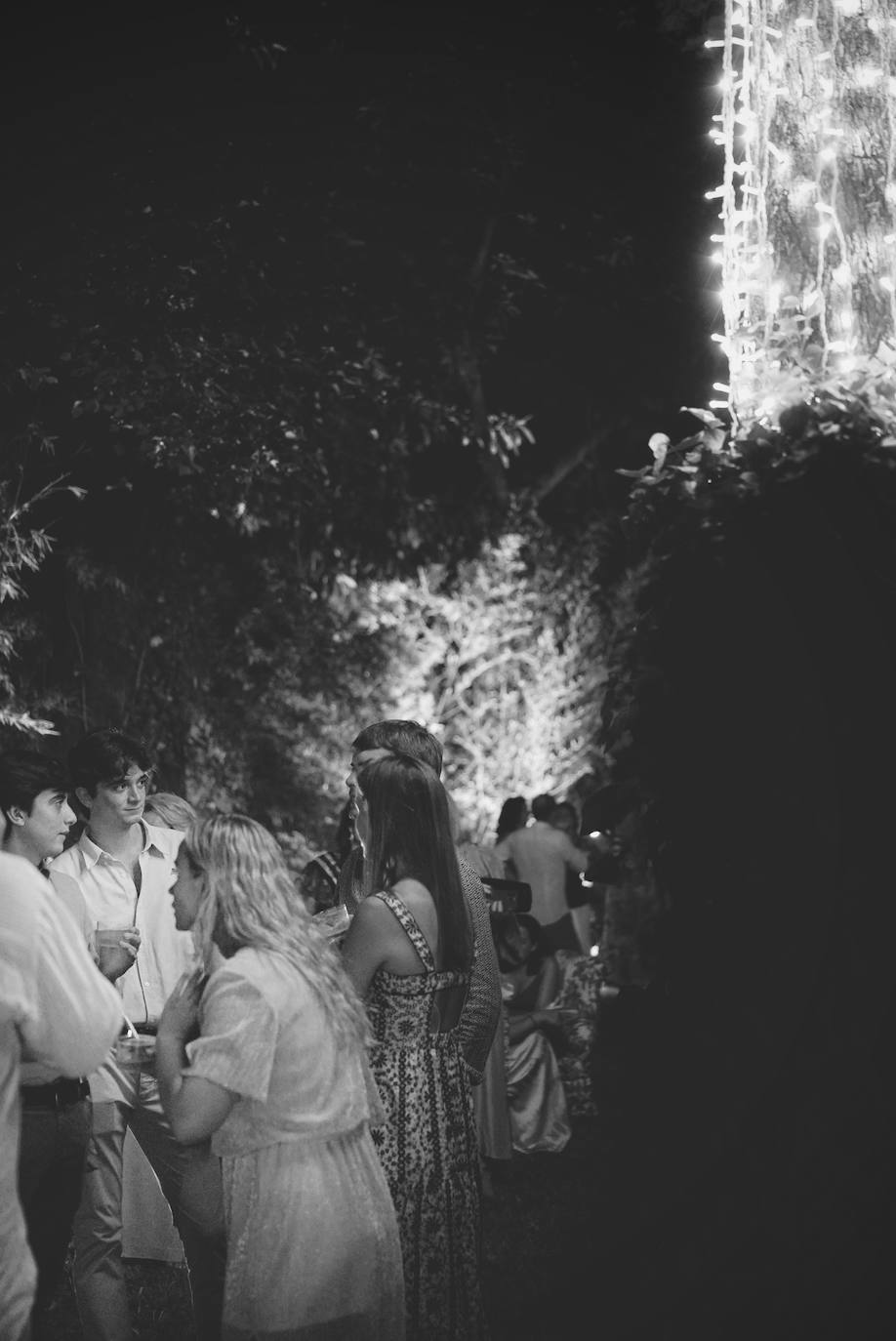 El jardín de la casa de Beniarbeig se llenó de risas y charlas en una noche de verano muy especial.