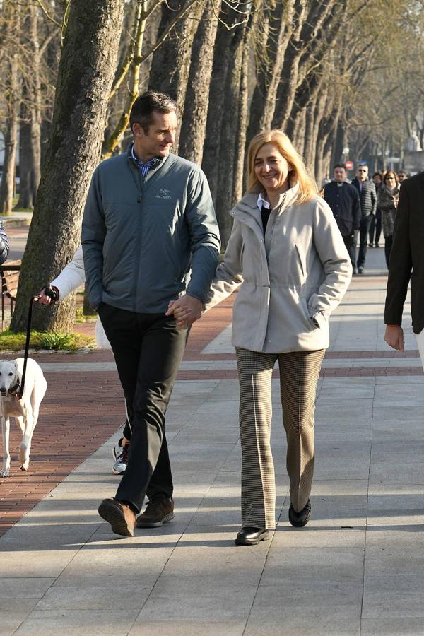 Año 2019 | Iñaki Urdangarin y Cristina de Borbón paseando por las calles de Vitoria en Navidad.