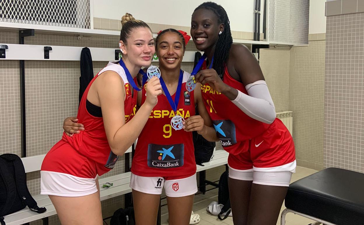 Las jugadoras del Valencia Basket con la medalla .