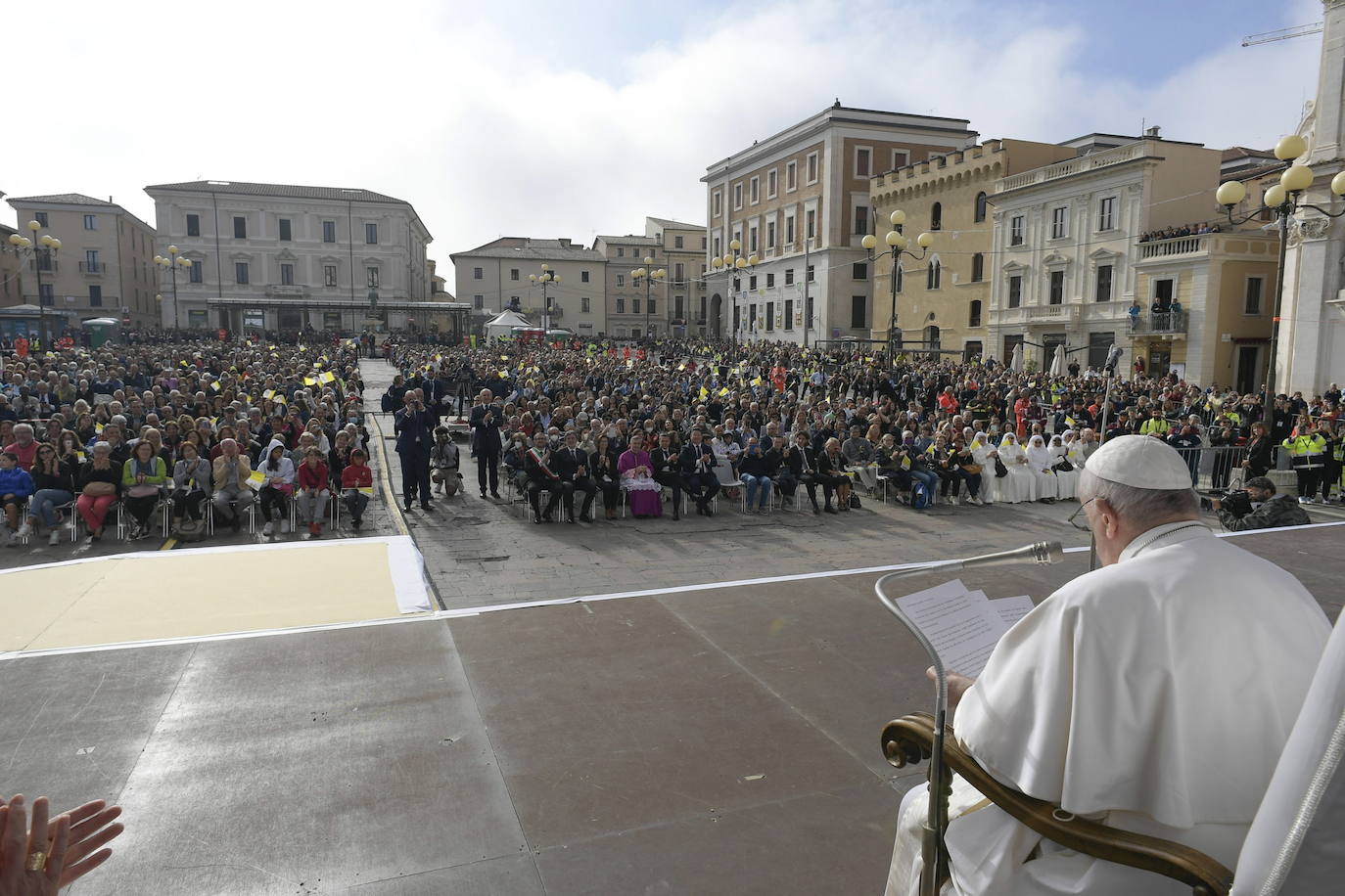 Fotos: El Papa visita este domingo la tumba del último pontífice que renunció antes de Benedicto XVI