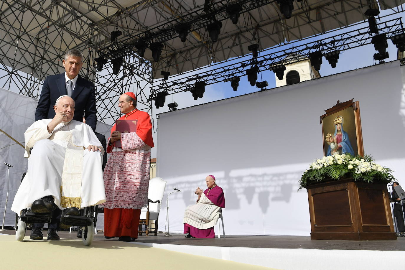 Fotos: El Papa visita este domingo la tumba del último pontífice que renunció antes de Benedicto XVI