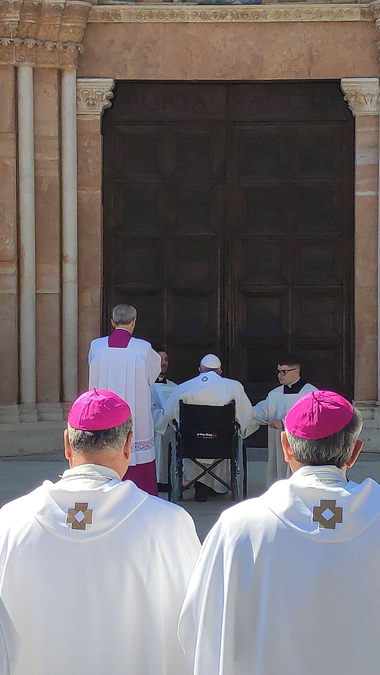 Fotos: El Papa visita este domingo la tumba del último pontífice que renunció antes de Benedicto XVI
