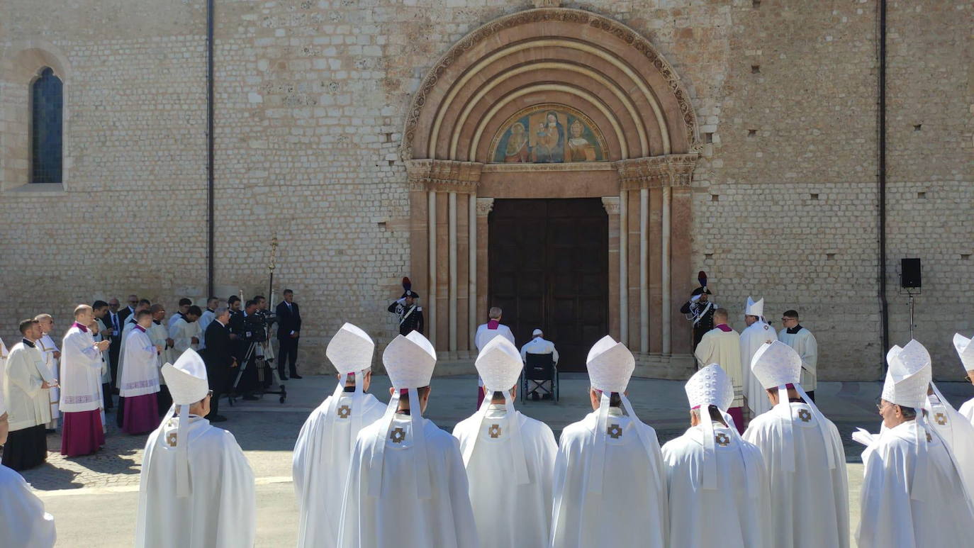 Fotos: El Papa visita este domingo la tumba del último pontífice que renunció antes de Benedicto XVI