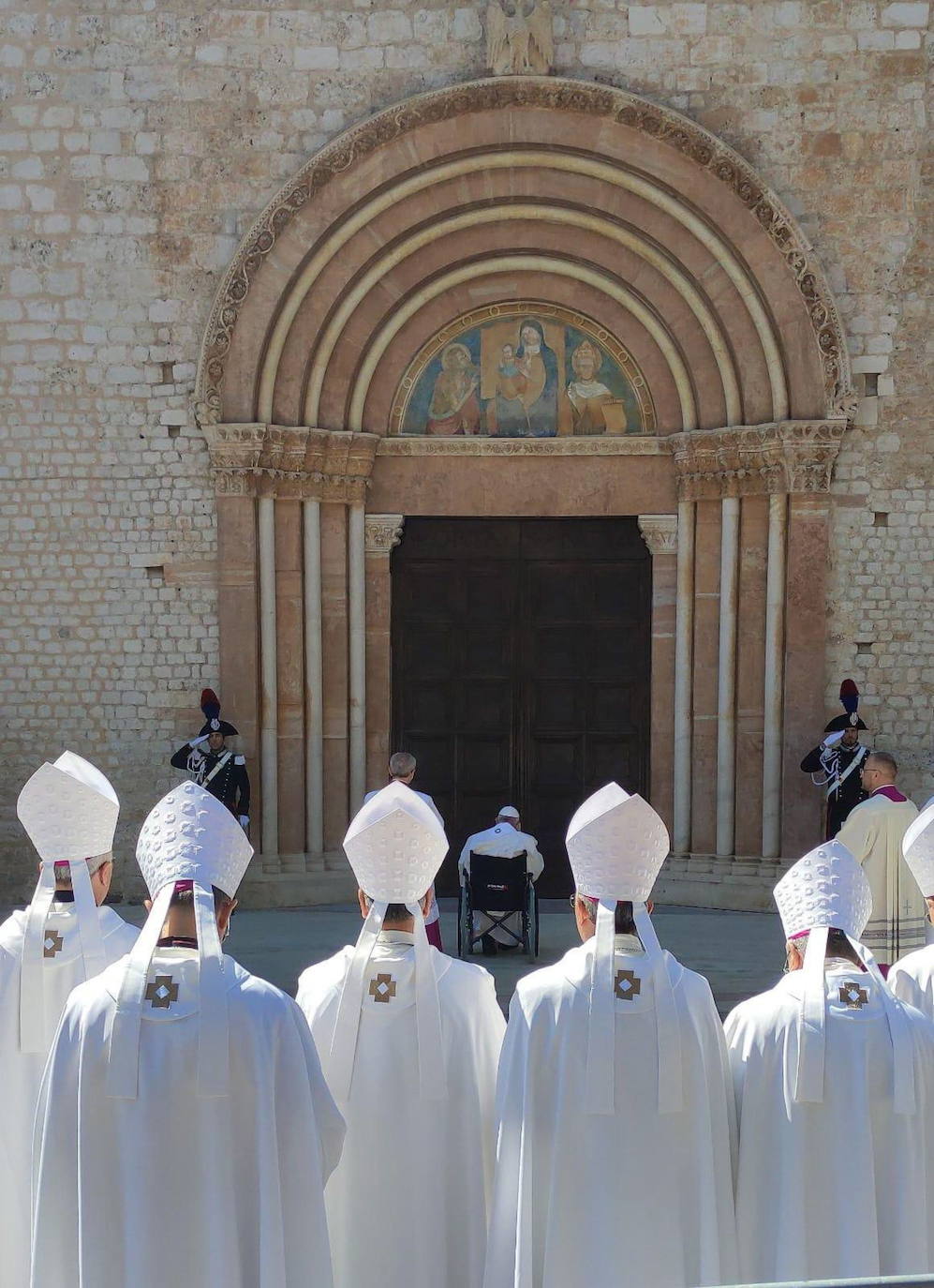 Fotos: El Papa visita este domingo la tumba del último pontífice que renunció antes de Benedicto XVI
