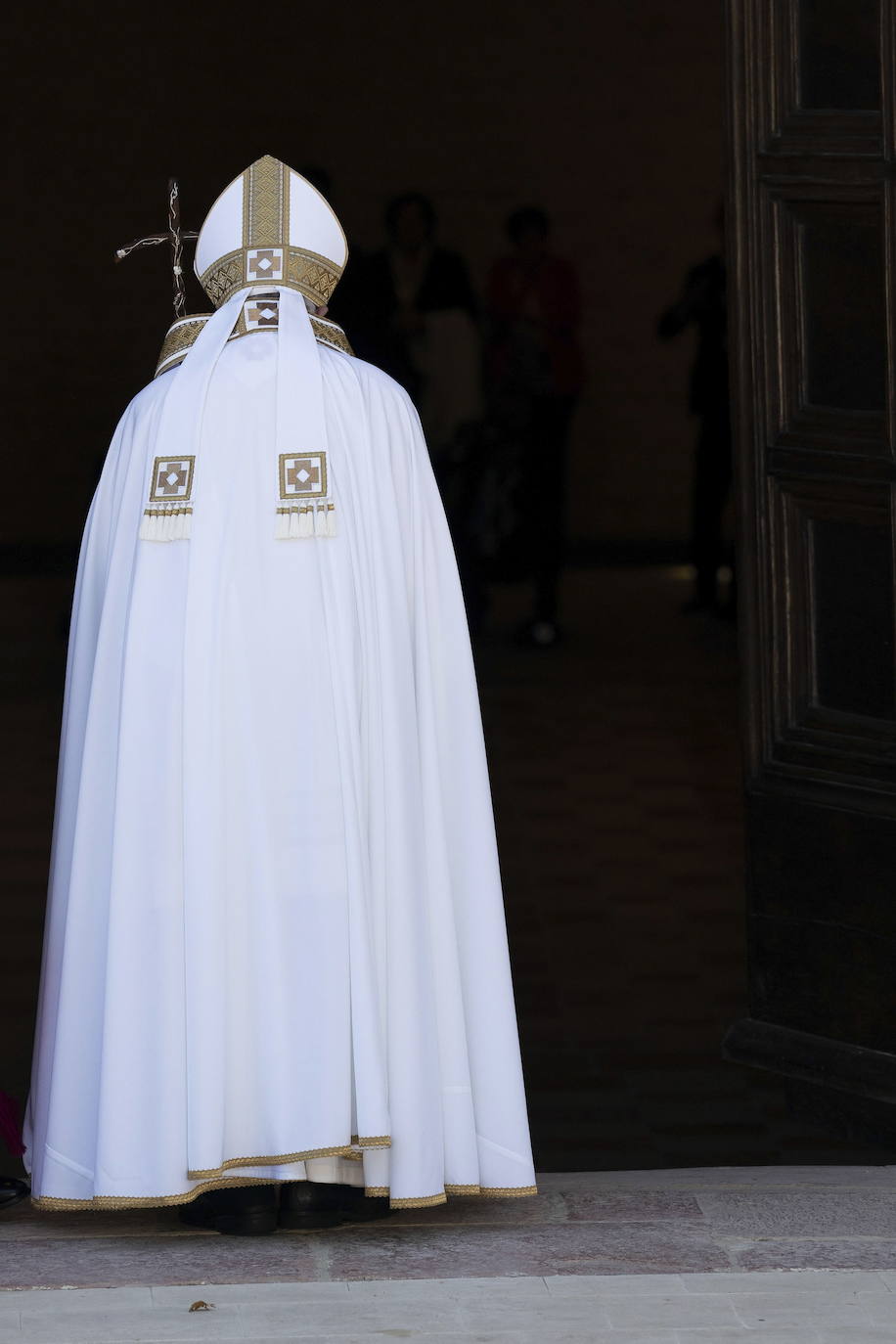 Fotos: El Papa visita este domingo la tumba del último pontífice que renunció antes de Benedicto XVI