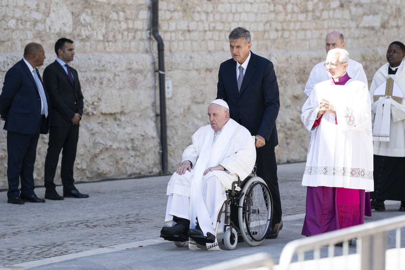 Fotos: El Papa visita este domingo la tumba del último pontífice que renunció antes de Benedicto XVI