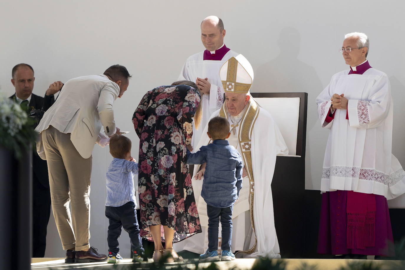 Fotos: El Papa visita este domingo la tumba del último pontífice que renunció antes de Benedicto XVI