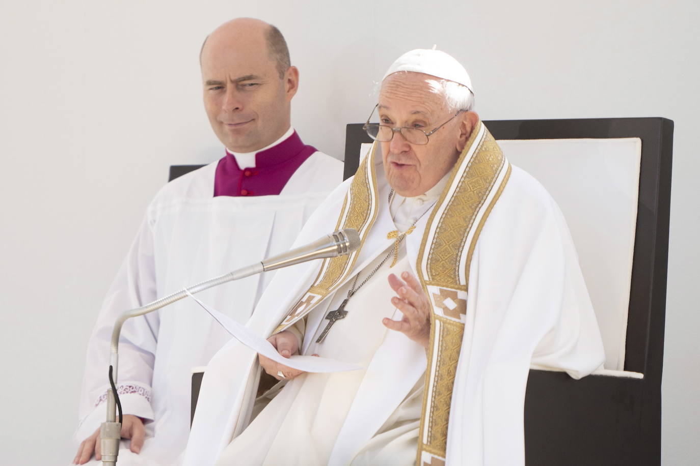 Fotos: El Papa visita este domingo la tumba del último pontífice que renunció antes de Benedicto XVI