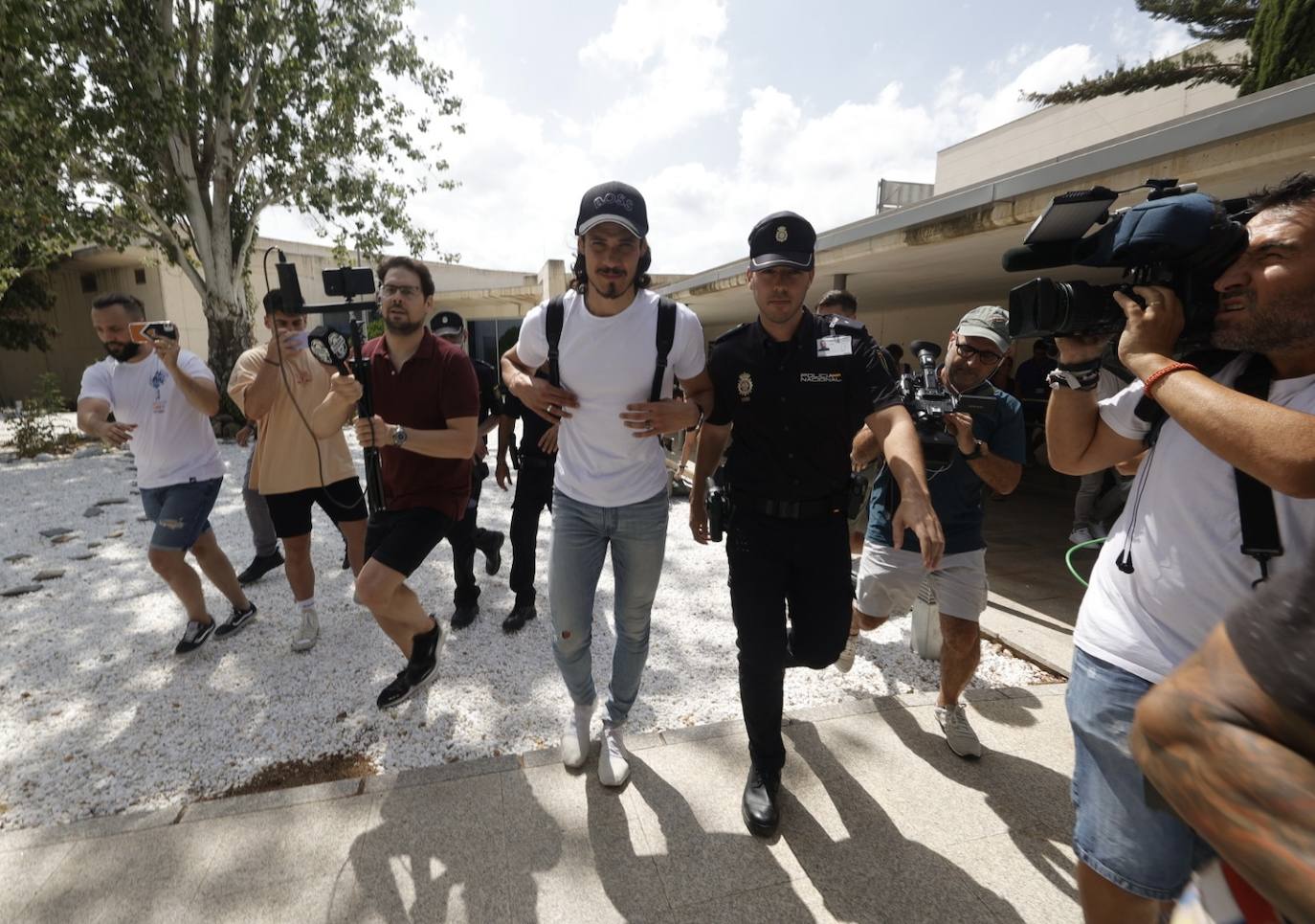 Cavani en su llegada al Aeropuerto de Manises