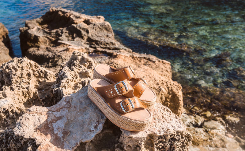 Sandalias con remaches, uno de los productos estrella de la marca.