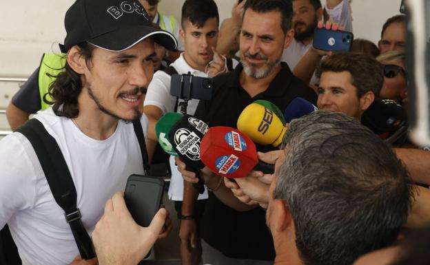 Cavani en su llegada al Aeropuerto de Manises