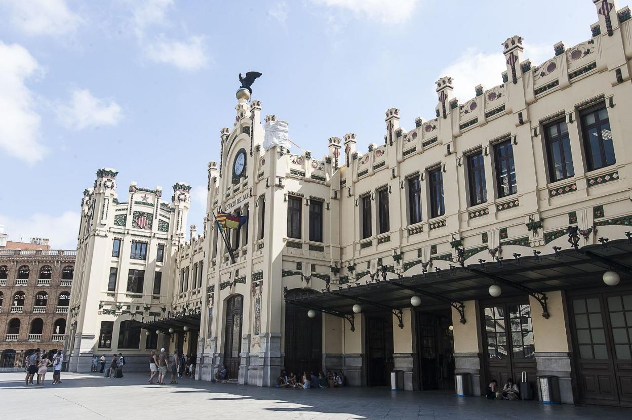 Fachada principal de la estación del Norte. 