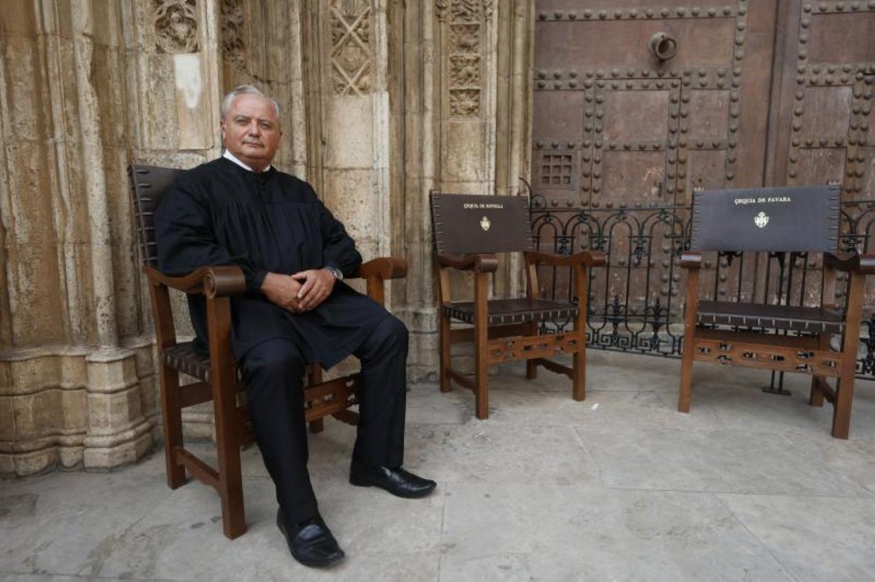 Soria, en la puerta gótica de la Catedral de Valencia, antes de una sesión del Tribuanal de las Aguas. signes