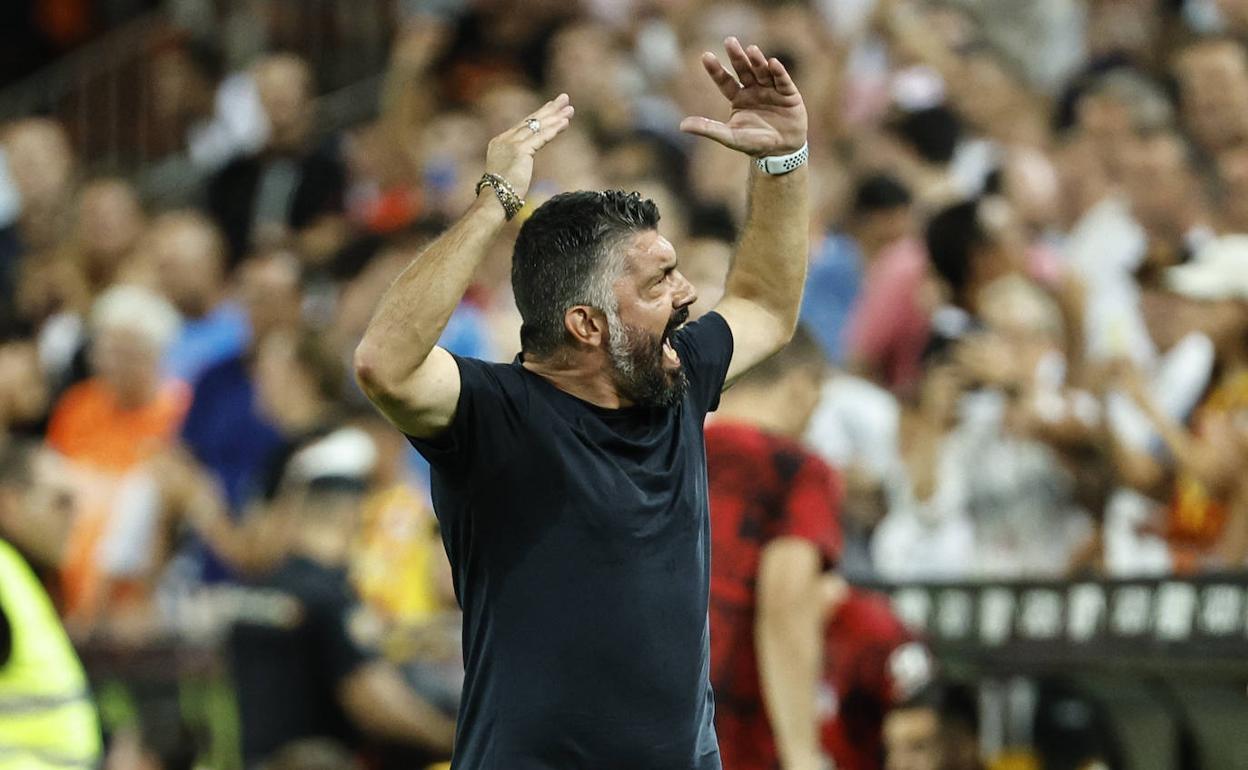 Gennaro Gattuso vivió intensamente el partido entre Valencia y Atlético desde la banda de Mestalla. 