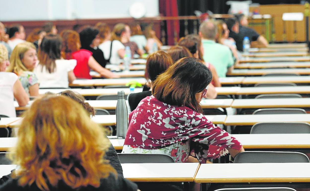 Aspirantes durante una de las pruebas de la oposición docente de Secundaria organizada en 2019. 