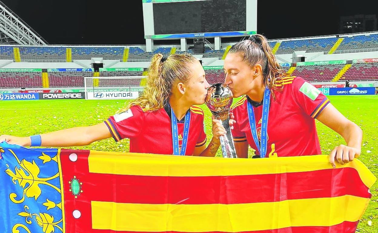 Las dos valencianas posan con el trofeo y con la Senyera. 