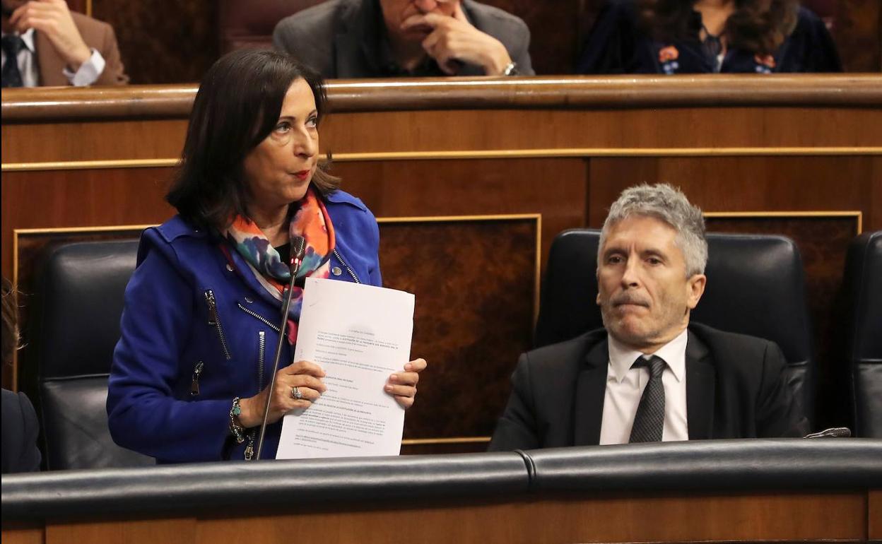 Los ministros Margarita Robles y Fernando Grande-Marlaska, en una sesión de control al Gobierno en el Congreso.