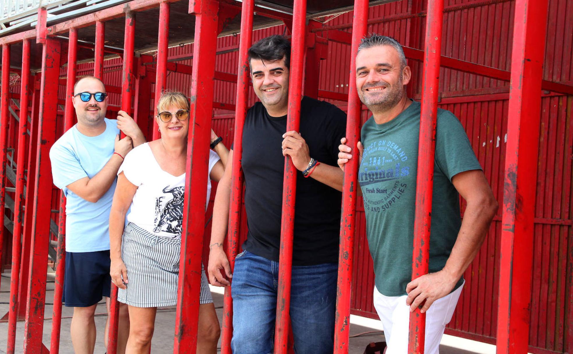 Miembros de la Asociación Cultural Taurina de Xàbia y de la Comissió de Festes del Loreto en la plaza de los bous a la mar. 