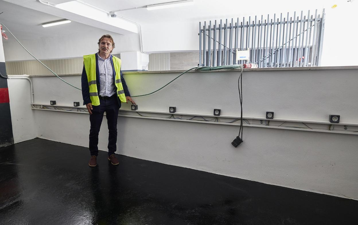 Grezzi, en una visita al parking de la plaza de la Reina. iván arlandis