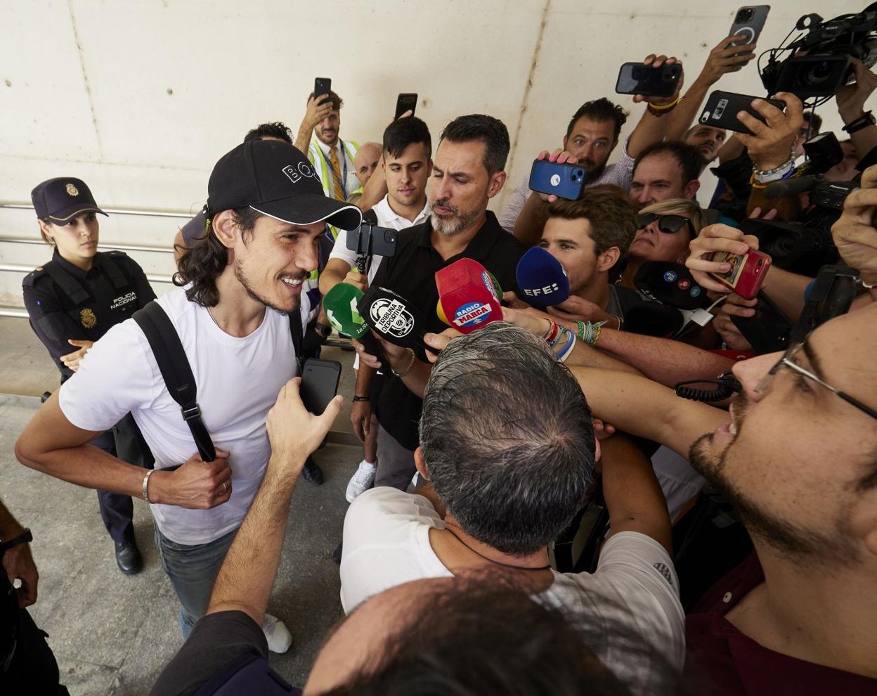 Cavani, nada más aterrizar en la terminal de vuelos privados poco después del Atlético. iván arlandis