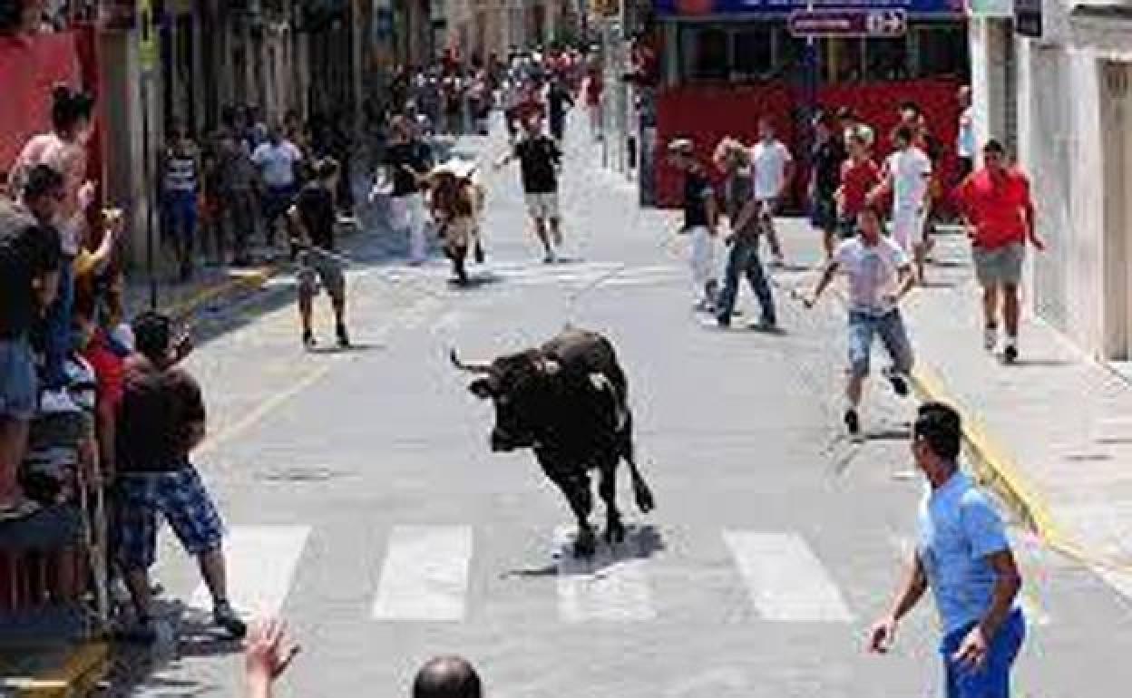 Una edición anterior de bous al carrer en Paiporta. 