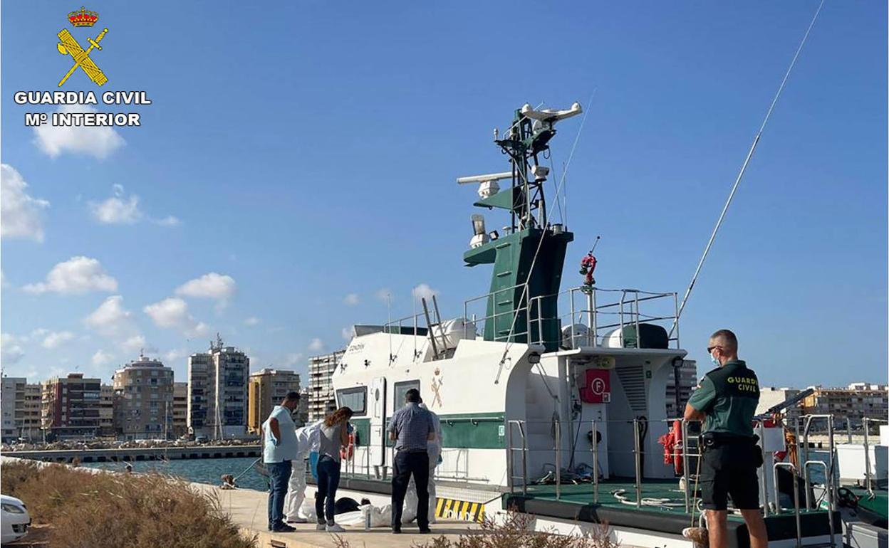 La Guardia Civil está rastreando en las últimas horas las costas alicantina y murciana. 