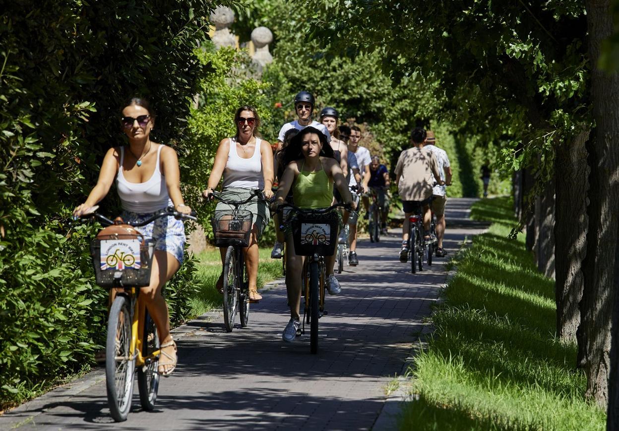 Ciclistas en el jardín del Turia, este verano. iván arlandis