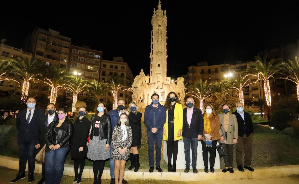 Imagen de la corporación municipal alicantina en el encendido del alumbrado navideño. 