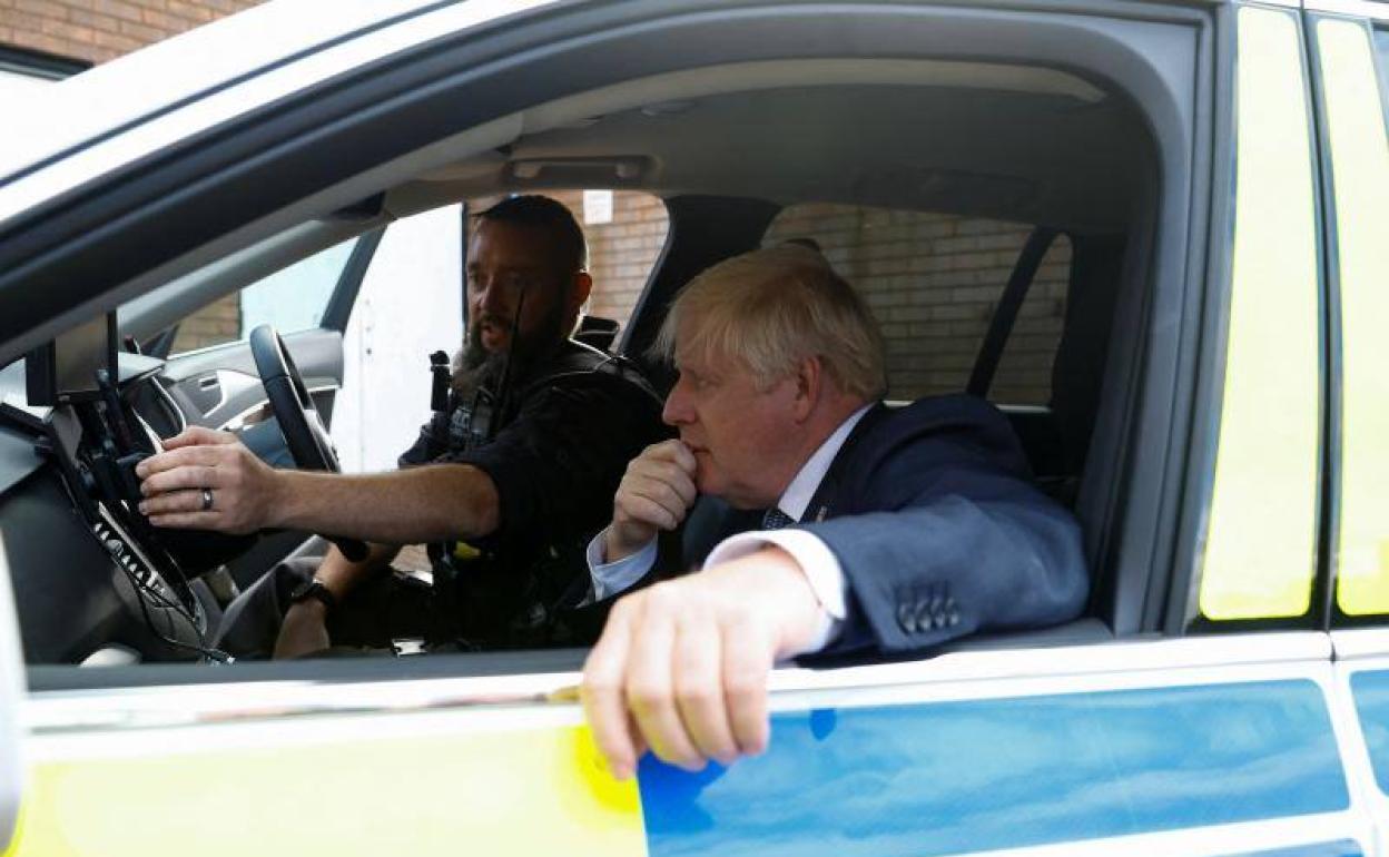 Boris Johnson, este miércoles durante una visita a una comisaría en Milton Keynes