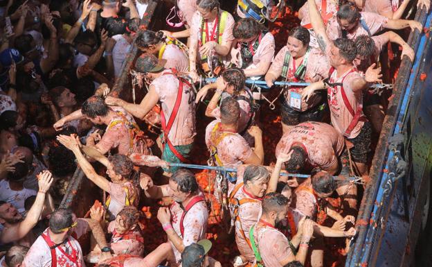 Los vecinos disfrutan de la Tomatina 2022