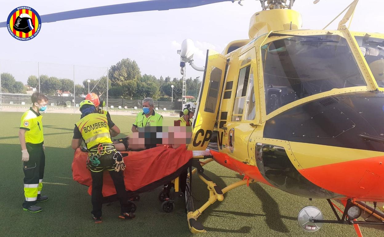 Momento en que la mujer es trasladada en helicóptero. 