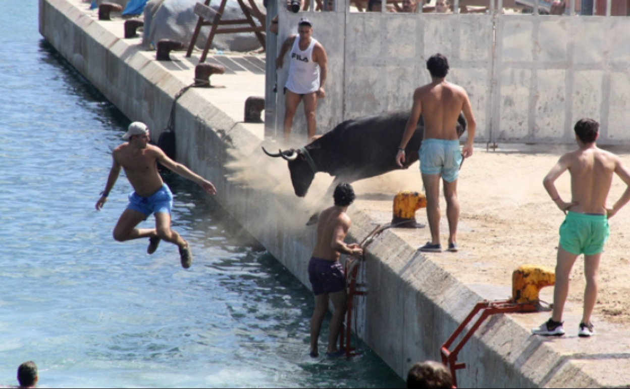 La primera sesión de los bous a la mar de Xàbia, celebrada el pasado miércoles. 