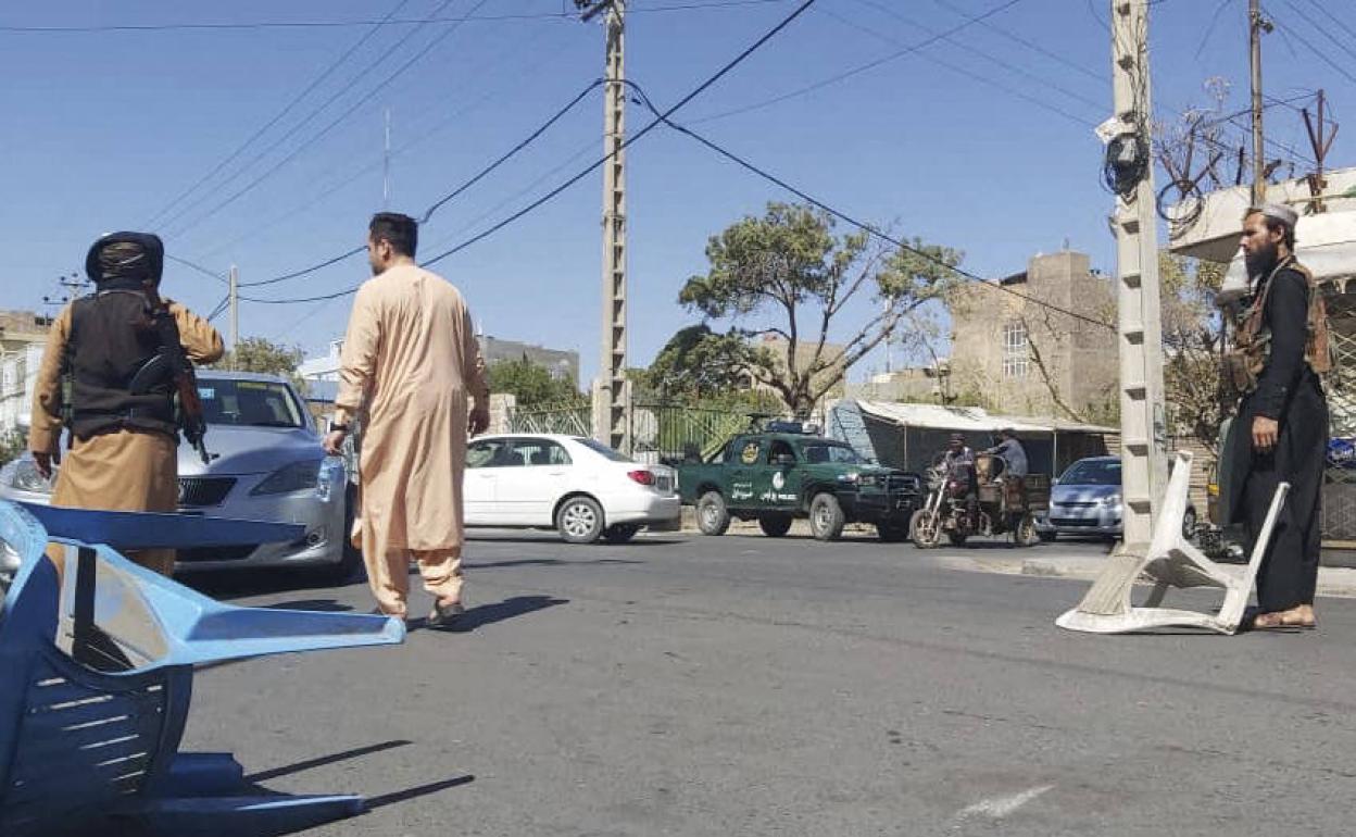 Los talibanes bloquean una carretera después de la explosión en una mezquita de Herat. 