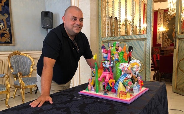 Sergio Gómez, con su maqueta de la Hoguera Infantil. 