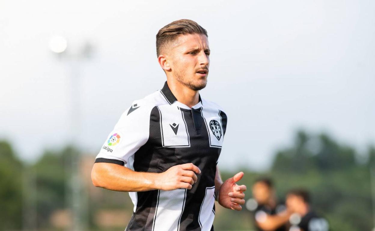 Enis Bardhi, durante un partido del Levante.