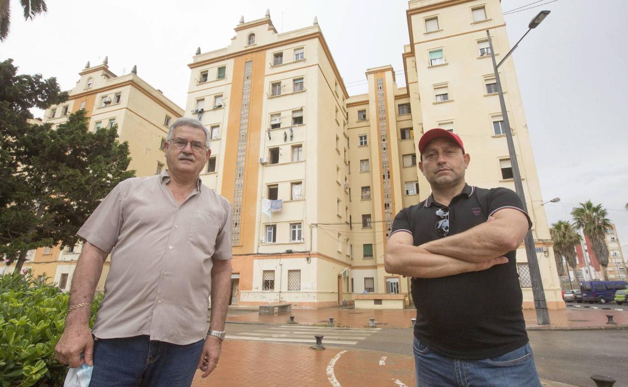 Antonio Escrich (d), dueño de uno de los pisos okupados ilegalmente en Bloque Portuarios del Cabanyal. 