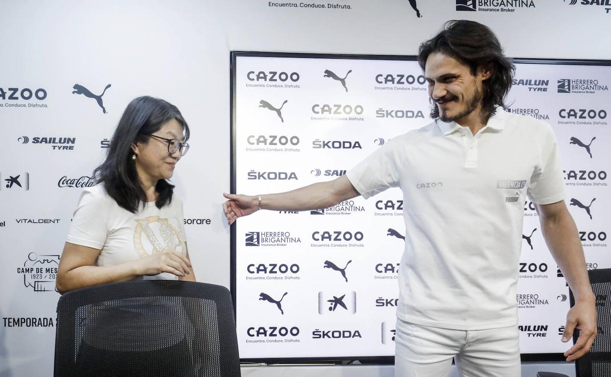 Cavani saluda a Layhoon durante la presentación oficial.