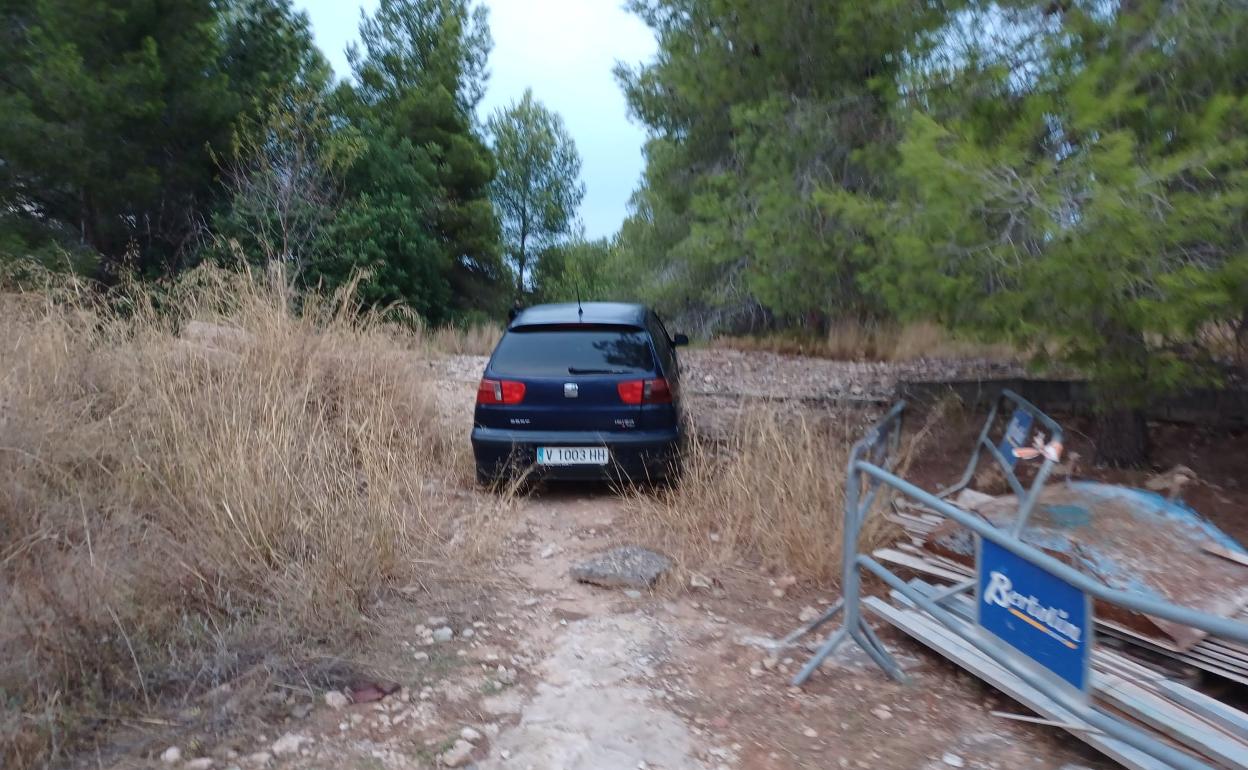 El vehículo en el que huyó el fugado, en una zona boscosa de la zona de Monte Cañada Paterna. 