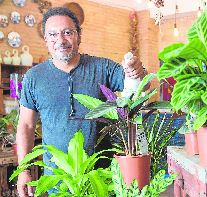 Fernando Quiroz, gerente de la floristería Sueca 13.