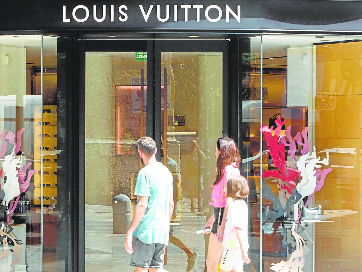 Tiendas. Entrada tienda Louis Vuitton en Valencia. 