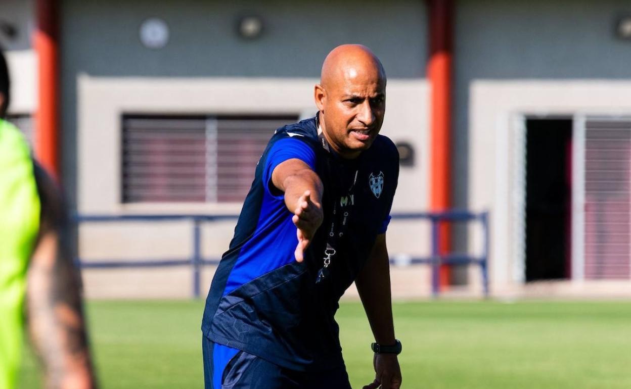 Mehdi Nafti da órdenes en la ciudad deportiva de Buñol.