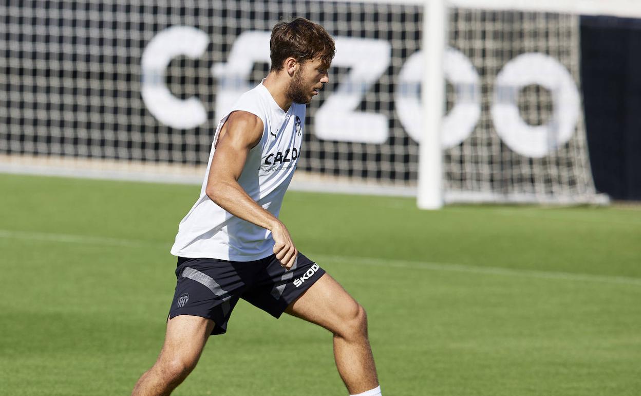 Nico Rodríguez controla el balón durante un entrenamiento en Paterna.