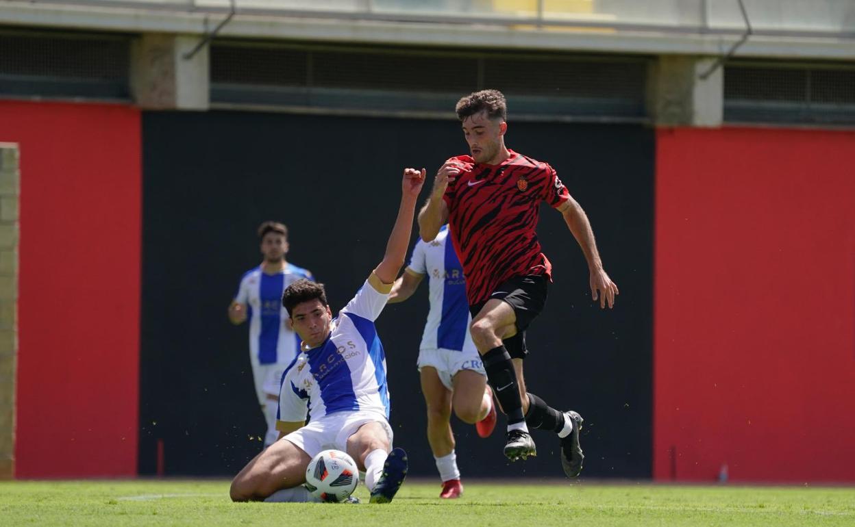 El joven Dani Marín trata de robar un balón ante un jugador del Mallorca B. 