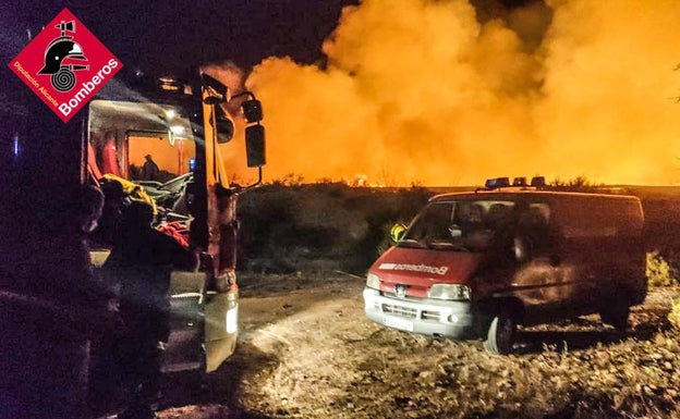 Los bomberos han podido controlar el incendio tras cuatro horas de intenso trabajo contra las llamas. 