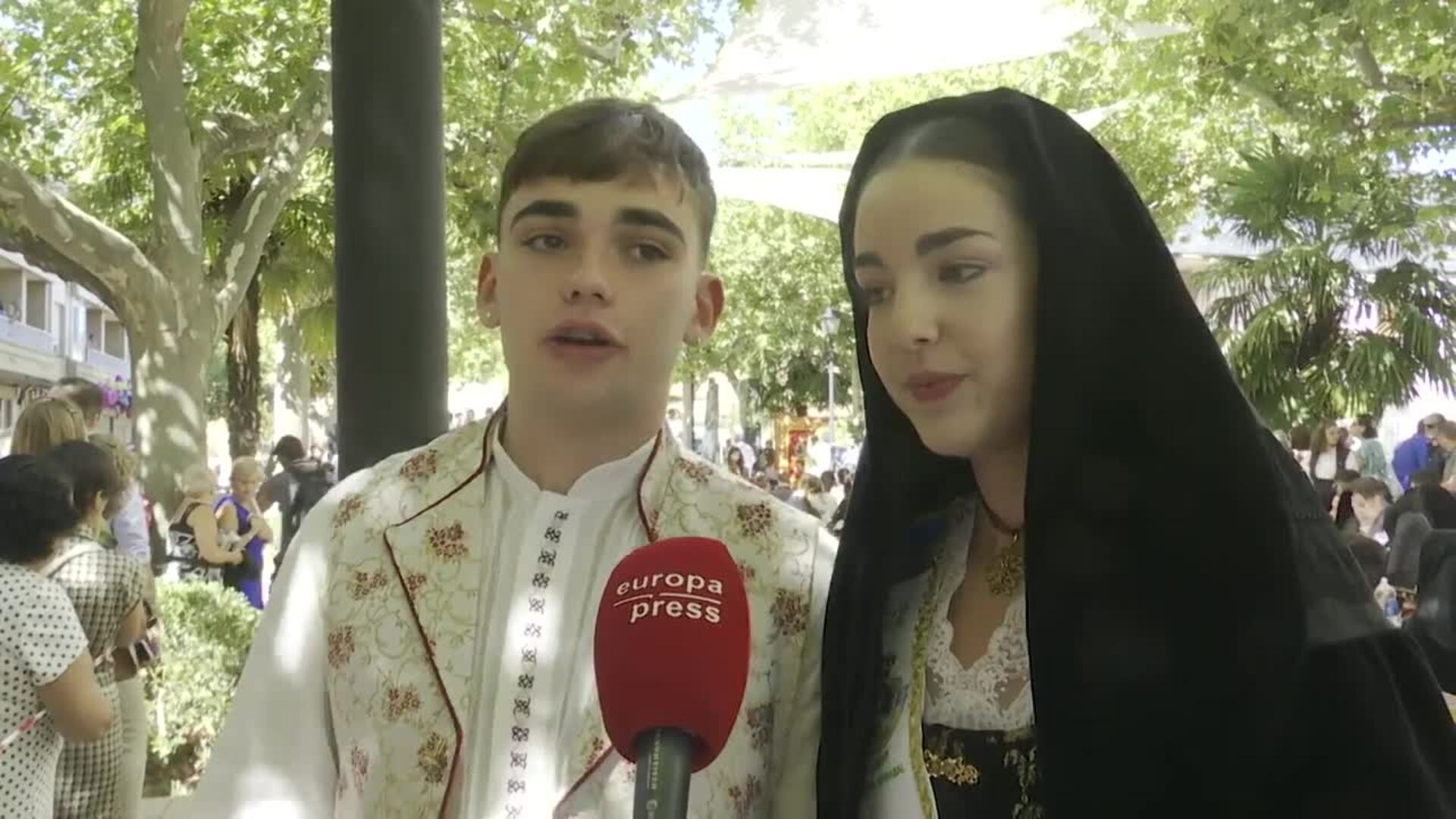 Las calles de Requena se llenan de gente para sus fiestas