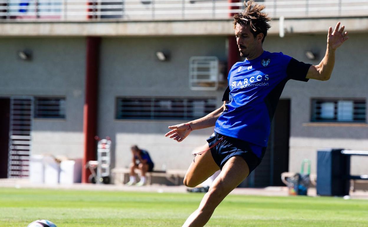 José Campaña, durante un entrenamiento en la ciudad deportiva del Levante.