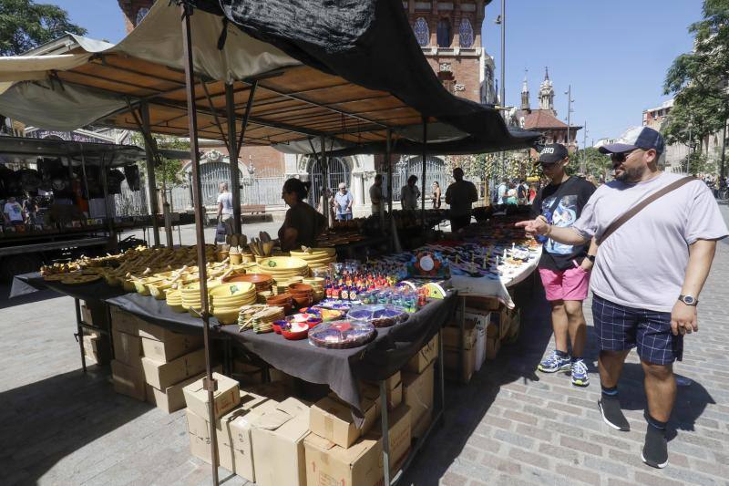 El mercadillo de los domingos junto a la Lonja y el Mercado Central. 